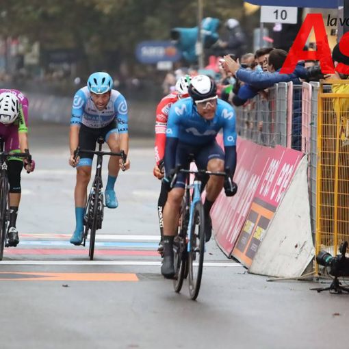 Ciclisti Giro d'Italia in arrivo ad Asti