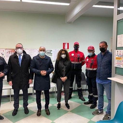 Il vicepresidente Carosso in visita all'hub vaccinale con il sindaco Cavallero e alcuni membri dell'Amministrazione costigliolese