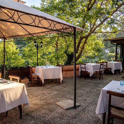 Nelle immagini l'area all'aperto del locale, alcuni dei piatti proposti dal ristorante e un bel panorama di Montabone