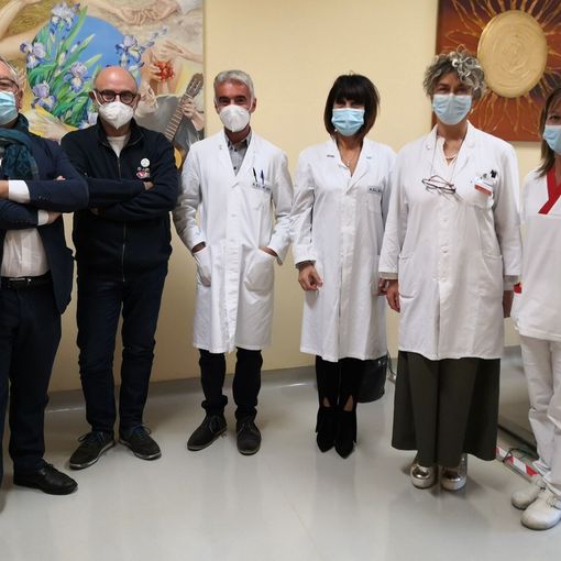 Nella foto, il direttore generale Asl At Flavio Boraso, il presidente dell'Associazione Astro Odv Franco Testore, il direttore dell'Oncologia Marcello Tucci, la responsabile della Direzione Professioni Sanitarie Katia Moffa, la responsabile Assistenza Presidio Ospedaliero Tiziana Bruno, la coordinatrice infermieristica dell'Oncologia Manuela Cazzulo