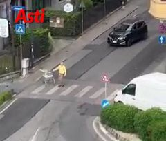 Un frame de video che ritrae l'uomo con il carrello della spesa