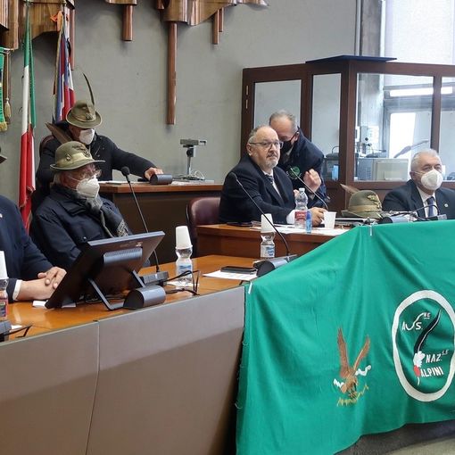 Il tavolo della presidenza dell’Assemblea ANA durante i lavori al Salone del Palazzo della Provincia