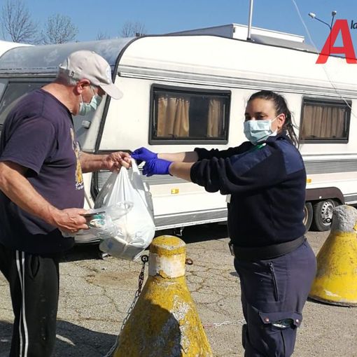 Simona Nobile consegna un po' di spesa a Bruno