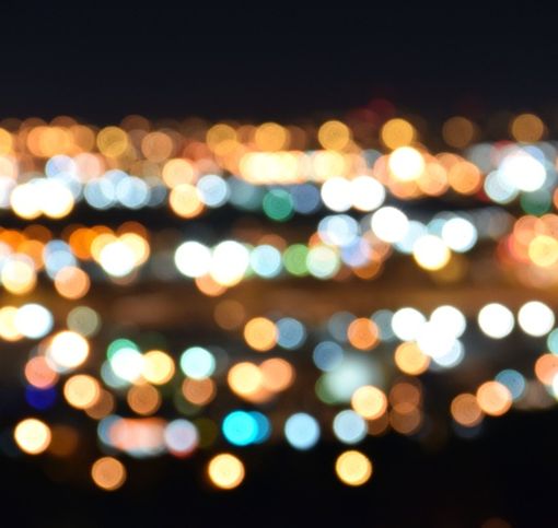 Dopo i concerti e gli applausi dai balconi, l'Italia si illumina e mostra al mondo la sua forza