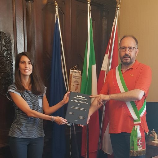 La laureanda astigiana Marta Cavaleri consegna una copia della sua tesi al sindaco Rasero. Protagonista il Palio