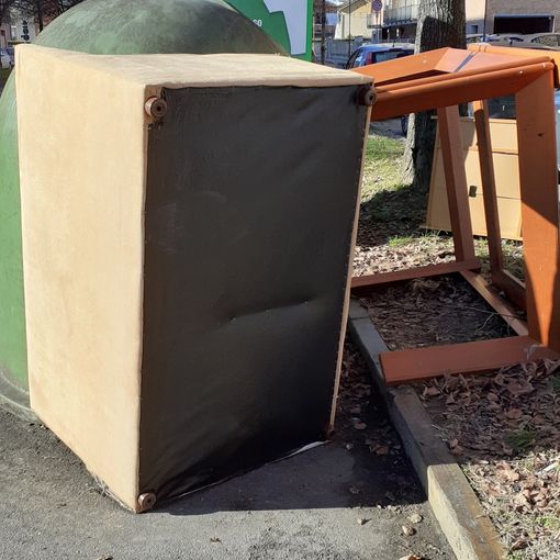 Asti: in via Torchio da giorni degrado per arredamento abbandonato sulla strada