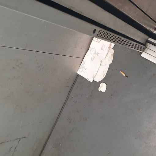 Polemiche sul Movicentro: &quot;Incuria e sporcizia quotidianamente sotto gli occhi dei pendolari&quot; (FOTO)