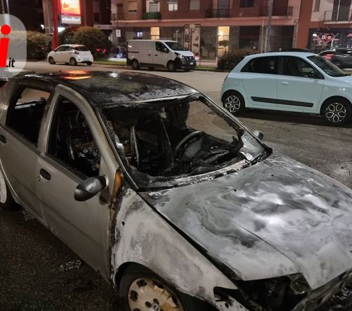 Auto in fiamme nel parcheggio del Penny Market di corso Alessandria [FOTO]