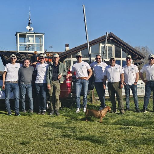 Foto di gruppo con i 7 allievi, l'istruttore e l'esaminatore esterno