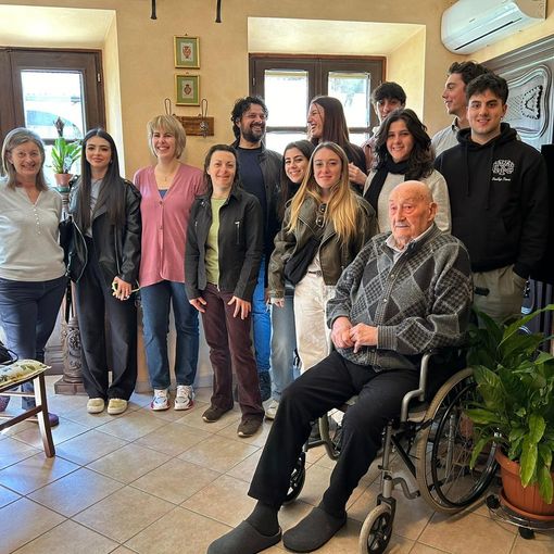 Gli studenti cuneesi con il centenario Paolo Asiano, memoria storica del paese