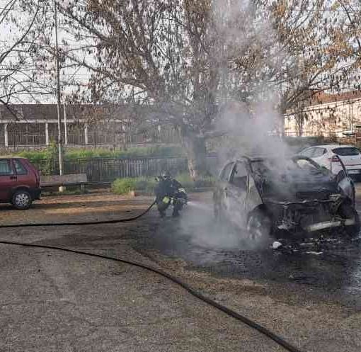 Asti: auto distrutta dalle fiamme in via Tagliamento