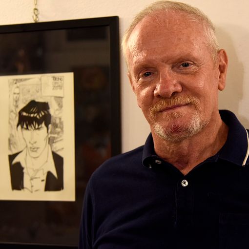 Luigi Piccatto con una tavola di Dylan Dog da lui disegnata