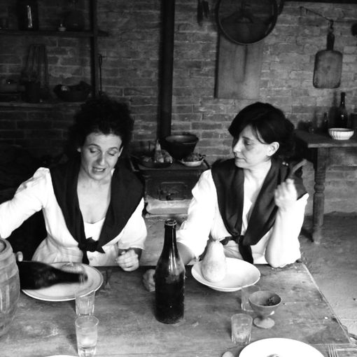 Paola Sperati e Silvia Perosino ritratte in un'immagine di scena