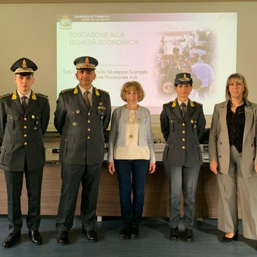 La voce ... Delle scuole: Al Quintino Sella di Asti lezione con la guardia di finanza e le riflessioni sui valori della Costituzione, all'Artom incontro con lo psicologo Rossetti