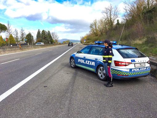 Controlli prepasquali della Polizia ad Asti: sottoposti a verifica 39 autoveicoli e 133 persone