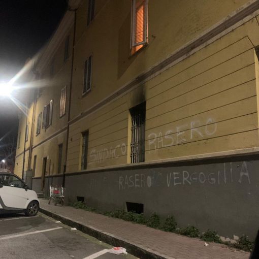 La scritta su un muro in via Dogliotti