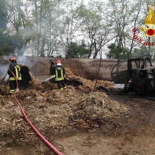 Prende fuoco un mezzo agricolo e coinvolge decine di rotoballe