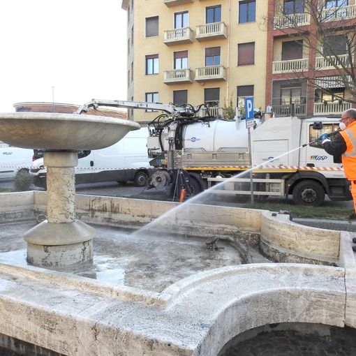 Tecnici del servizio idrico di Asp al lavoro per il ripristino della fontana