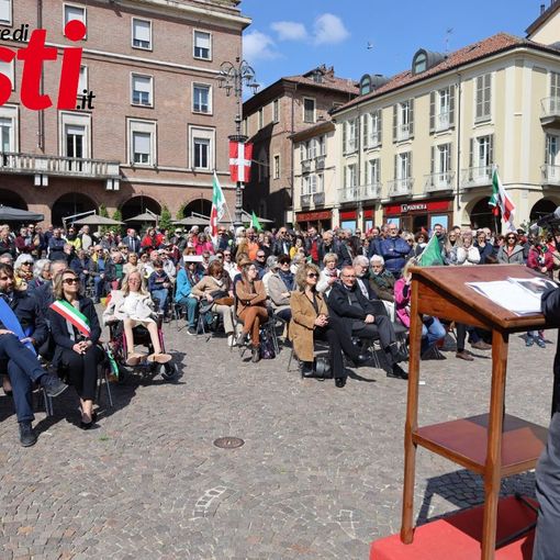 Guido Cardello, di spalle, ritratto nel corso del suo intervento in piazza San Secondo