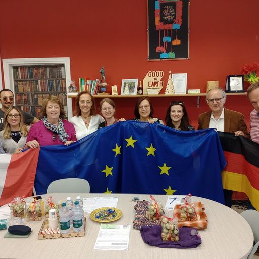 Foto di gruppo, all'insegna dell'unità europea, per i docenti del Castigliano ed i loro colleghi tedeschi