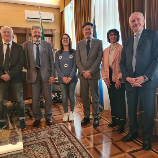 Il prefetto Claudio Ventrice, al centro tra le due signore, con i neo Maestri del Lavoro