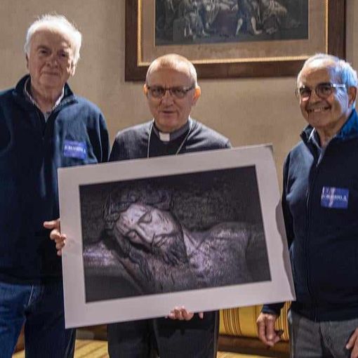 Rappresentanti della sezione fotografia della Polisportiva CRAT ritratti con il vescovo Prastaro cui hanno donato una delle loro foto