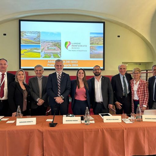 Da sinistra il direttore Bertero con il consiglio di amministrazione. Al centro il presidente Rabino