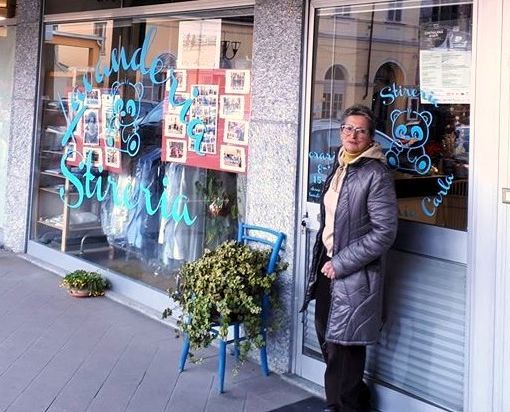 Carla davanti alla sua lavanderia (Foto tratta dal profilo Facebook dell'attività)
