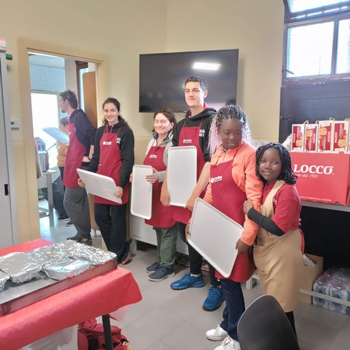 Alcune immagini del pranzo di Pasqua (Ph Caritas Asti)