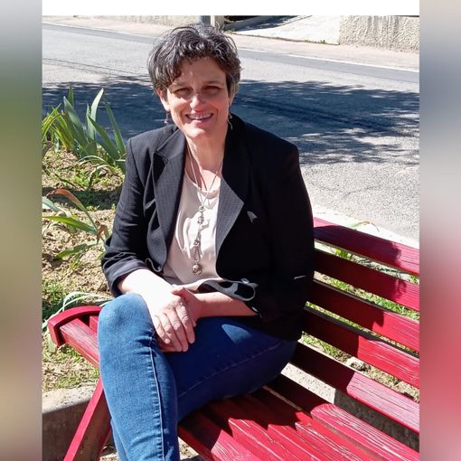 Il sindaco Roberta Volpato accanto alla panchina rossa, installata nel territorio di Refrancore, per sensibilizzare rispetto alla violenza di genere.
