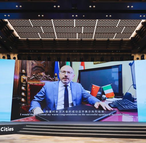 Il sindaco mentre interviene alla conferenza