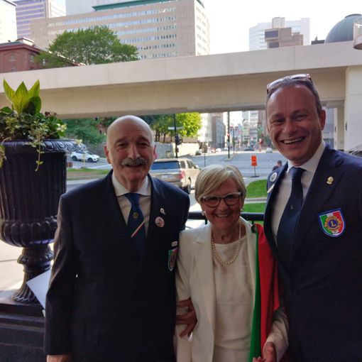 Oscar Bielli e la moglie Anita ritratti a Boston, in compagnia del nuovo Presidente del Consiglio dei Governatori Leonardo Potenza