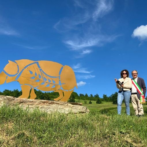 Roatto omaggia il passato preistorico inaugurando due sculture dedicate al rinoceronte Alfonso