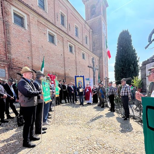 Il picchetto d’onore di Penne Nere davanti al monumento dei caduti.