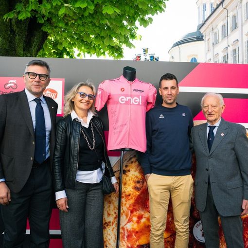 Nell'immagine, da sinistra: Paolo Bellino, Tiziana Raspini, Vincenzo Nibali e Umberto Raspini