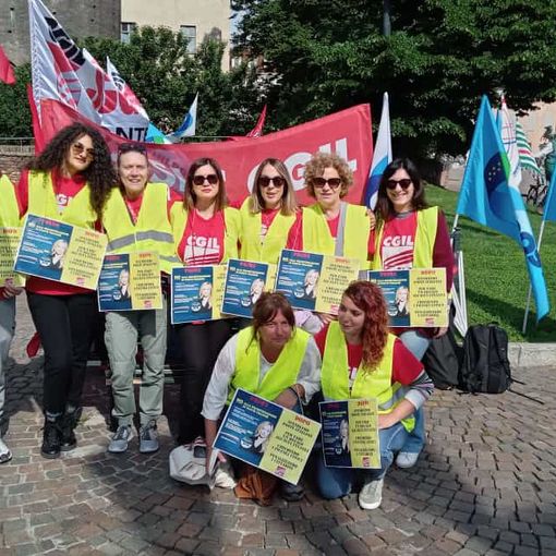 Protesta a Torino dei sindacati per dire no alla privatizzazione di Poste Italiane: &quot; Un danno ai diritti e agli interessi dei cittadini&quot;