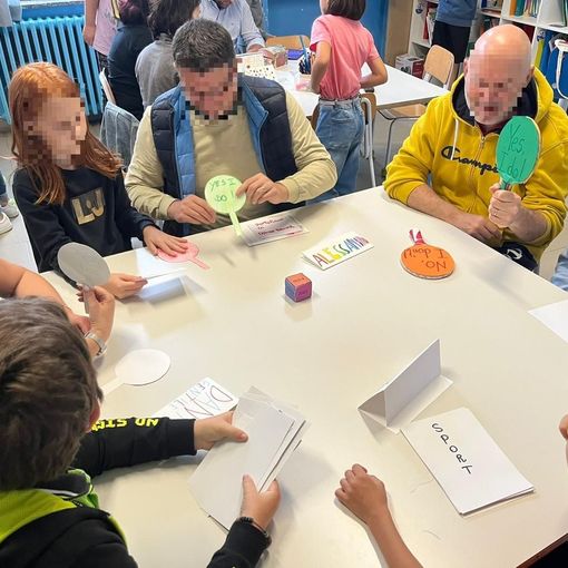 Alcuni bambini e genitori a Motta al Senza zaino day