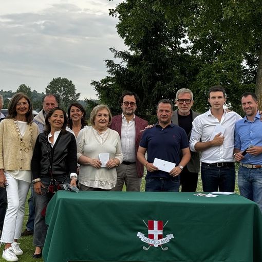 La delegazione della Fondazione Astigiana per la salute - Rossella Maggiora, Roberto Briccarello, Luisa Amalberto, Roberto Ruscalla, Ferruccio Balistreri - con il presidente del Golf Club Fabio Malfatto, il direttore Alessandro Sità, il primario del reparto di Oculistica Giancarlo Dapavo e i giocatori premiati.