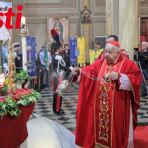 Monsignor Dziwisz ritratto durante la messa solenne