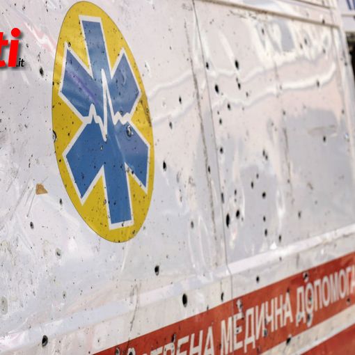 L'ambulanza ucraina crivellata dai colpi russi esposta in piazza San Secondo lo scorso maggio (Merphefoto)