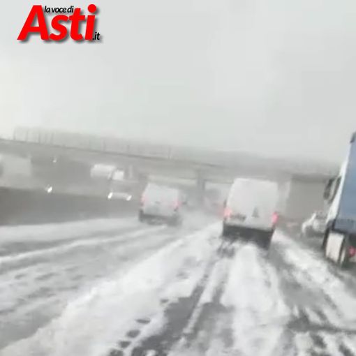 Le immagini della grandinata che in pochi minuti ha mandato in tilt il traffico sull'A21