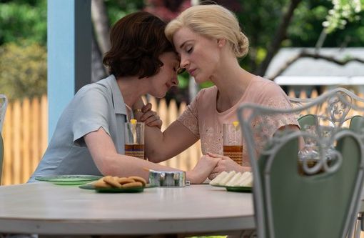 Anne Hathaway e Jessica Chastain in una scena di &quot;Mothers' instinct