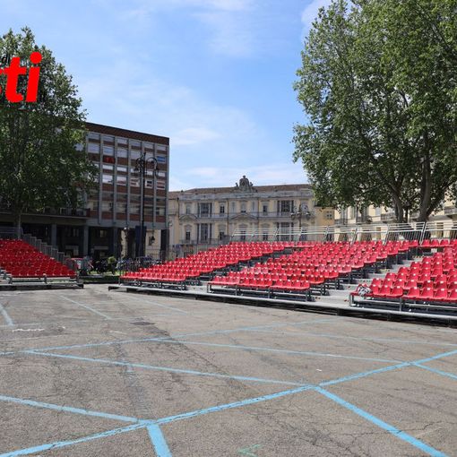L'allestimento di piazza Alfieri (Merphefoto)