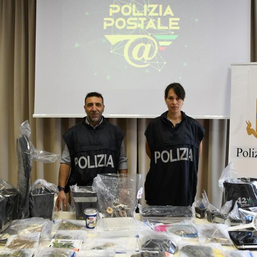 Arrestato dalla Polizia un astigiano: aveva  in casa  una serra per la coltivazione massiva della marijuana [VIDEO]