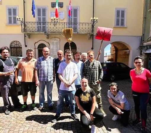 La nuova Amministrazione montechiarese è 'scesa in strada' per ripulire il paese