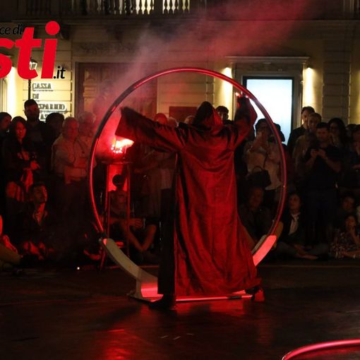 Un momento, documentato da Merfephoto, dell'evento di apertura di AstiTeatro. A fine articolo numerose altre immagini (sempre realizzate da Merfephoto - Efrem Zanchettin) della serata d'apertura
