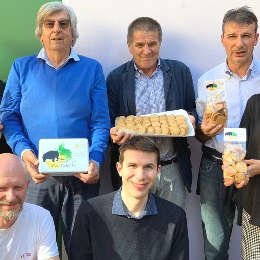 I soci della Fratellanza con il Biscotto del Mastodonte