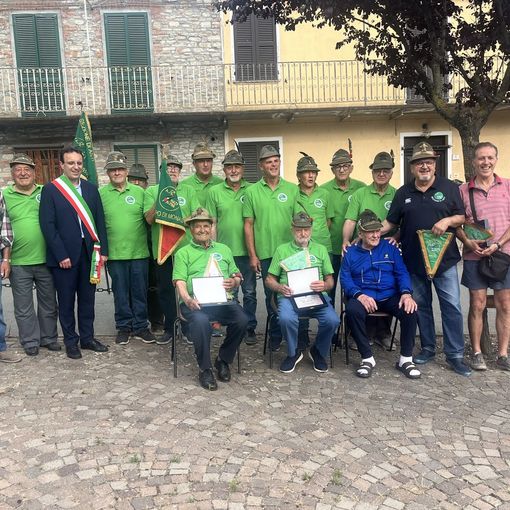 Gli Alpini del Gruppo di Monastero Bormida con il sindaco Gigi Gallareto e il presidente Fabrizio Pighin  festeggiano gli alpini novantenni
