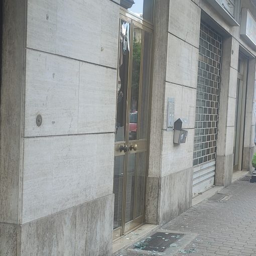 Pomeriggio di follia in corso Alessandria: raid vandalico con uno skateboard
