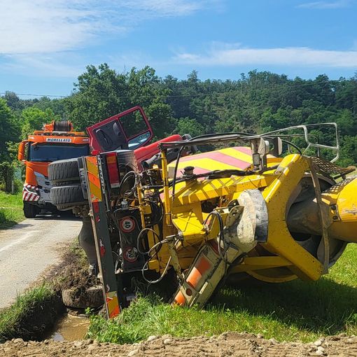 Betoniera a pieno carico esce di strada in località Casabianca e si ribalta in un fossato. Ferito in modo lieve il conducente [FOTO E VIDEO]
